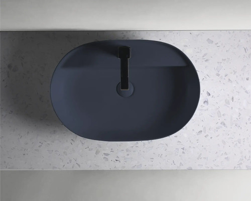 Aufsatzwaschbecken aus Keramik auf einer Arbeitsplatte