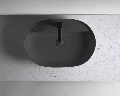 Aufsicht auf Waschbecken mit Armatur auf Waschtischplatte