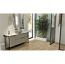 Salle de bains avec meuble-lavabo, miroir, douche et décoration en bambou