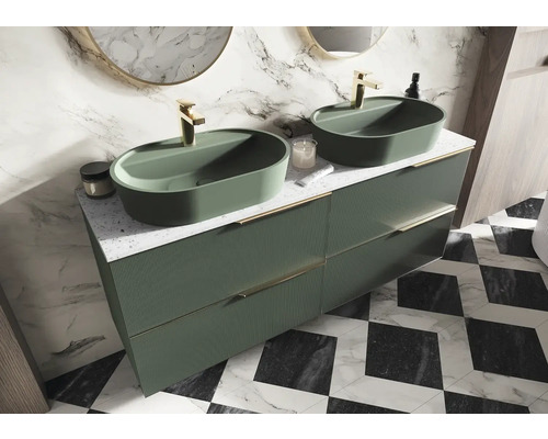 Badezimmer mit Doppelwaschtischunterschrank, Aufsatzwaschbecken und Spiegel