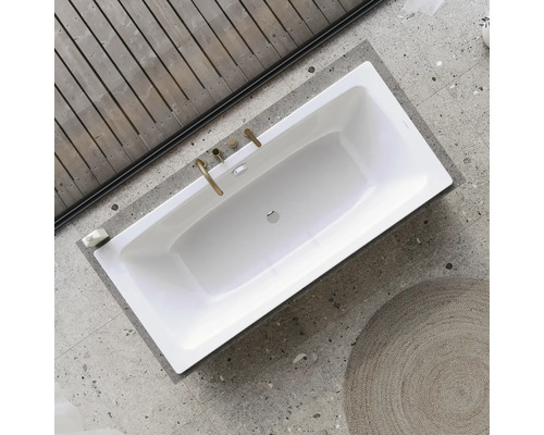 Aufsicht auf eine rechteckige Badewanne im Badezimmer