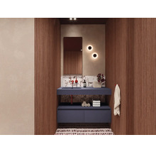 Modernes Badezimmer mit Waschtischunterschrank, Spiegel und Beleuchtung
