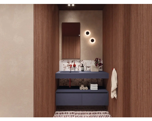 Salle de bain moderne avec meuble sous-lavabo, miroir et éclairage