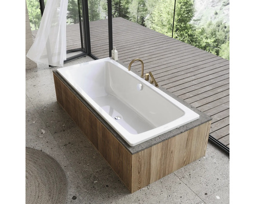 Weisse Badewanne mit Holzverkleidung in einem Badezimmer mit Aussicht