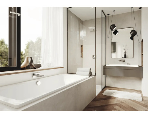 Modernes Badezimmer mit Badewanne, Duschkabine, Waschtisch und Spiegel