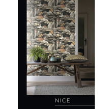 Scène avec papier peint à motifs, banc en bois, plantes d''intérieur et tapis pour une ambiance cosy