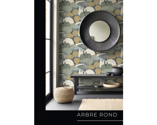 Raumansicht mit Tapete mit Baummotiv, Spiegel und Dekoration