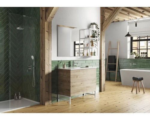 Salle de bain avec douche, meuble-lavabo, miroir et éléments en bois