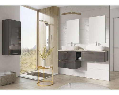 Salle de bains avec meuble-lavabo, miroirs, douche et rangements pour une ambiance moderne.