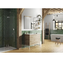 Badezimmer mit Dusche, Waschtisch mit Spiegel und Holzdekor