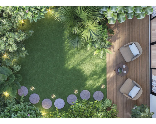 Vue de dessus d''un jardin avec pelouse, plantes, marches en pierre, éclairage de jardin, terrasse en bois et coin salon