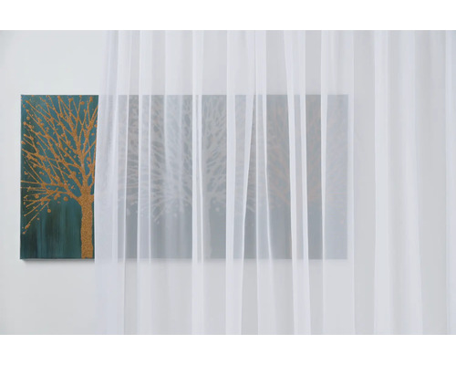 Dekoratives Wohnambiente mit Vorhang und Wandbild