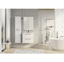 Badezimmer mit Waschbeckenunterschrank, Spiegelschrank und Hochschrank in hellem Design