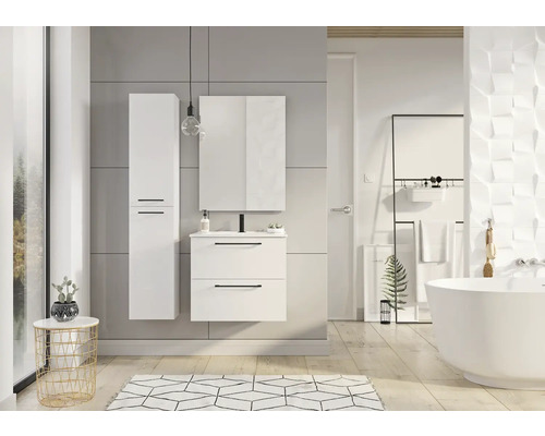 Salle de bains avec meuble sous-lavabo, armoire de toilette et armoire haute au design clair