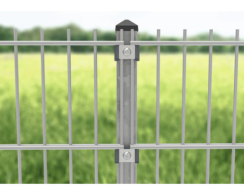 Vue détaillée d''une clôture en treillis soudé avec poteaux et fixations