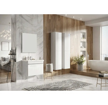 Helles Badezimmer mit Waschtisch, Spiegel, Badewanne und Holzverkleidung