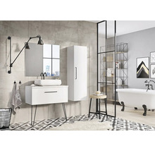 Modernes Badezimmer mit Waschtisch, Spiegelschrank, Hochschrank und freistehender Badewanne
