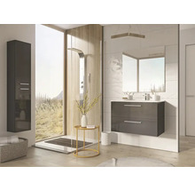 Helles Badezimmer mit Waschtischunterschrank, Spiegelschrank, Hochschrank und begehbarer Dusche