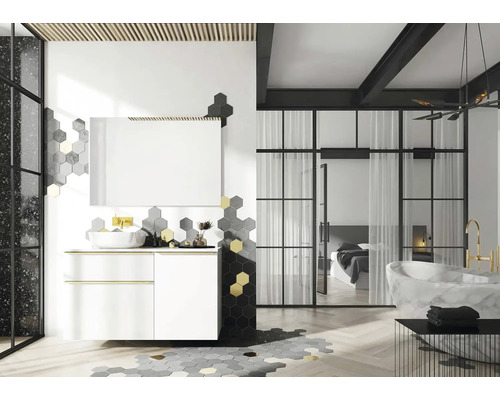 Salle de bains lumineuse avec lavabo, miroir, carreaux hexagonaux et vue sur la chambre à coucher à travers une porte vitrée