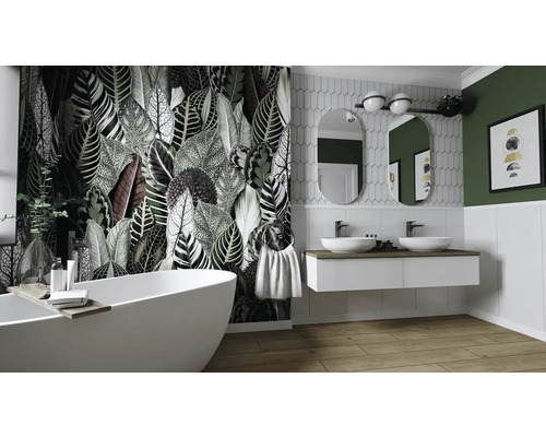 Salle de bains avec baignoire îlot, meuble-lavabo avec deux lavabos, deux miroirs, papier peint à motifs végétaux et plancher en bois