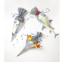 Trois cornets scolaires avec différents motifs et garnitures.