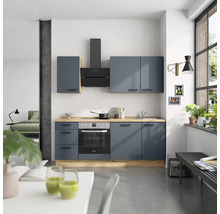 Cuisine moderne avec armoires bleues, hotte aspirante et plan de travail en bois dans une pièce lumineuse.