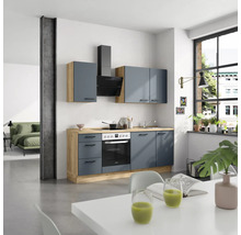 Cuisine moderne avec placards intégrés, hotte aspirante et cuisinière électrique dans une pièce lumineuse.
