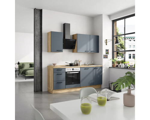 Cuisine moderne avec placards intégrés, hotte aspirante et cuisinière électrique dans une pièce lumineuse.