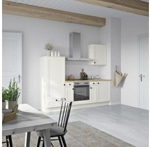 Helle Küche mit Küchenzeile, Dunstabzugshaube, Hängeschrank, Spüle und Esstisch