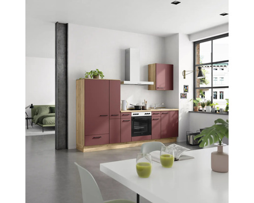 Helle Küche mit Einbauschränken, Dunstabzugshaube und Esstisch in einem modernen Wohnraum.