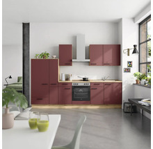 Cuisine moderne avec placards intégrés, hotte aspirante et cuisinière électrique dans une pièce lumineuse.