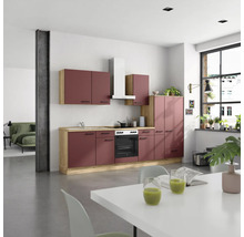 Cuisine moderne avec armoires aubergine, décor bois clair et hotte blanche dans une pièce lumineuse