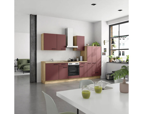 Cuisine moderne avec armoires aubergine, décor bois clair et hotte blanche dans une pièce lumineuse