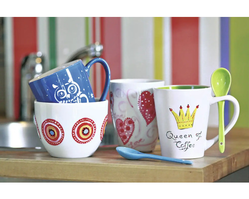 Différentes tasses à café avec motifs et dictons