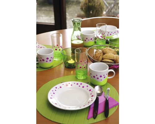 Table dressée avec vaisselle, verres et couverts pour un repas