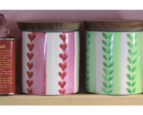 Deux bocaux avec couvercle en bois et motif cœur ou feuille