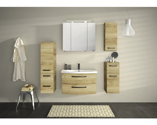 Salle de bains avec meuble-lavabo, armoire de toilette et armoires hautes imitation bois