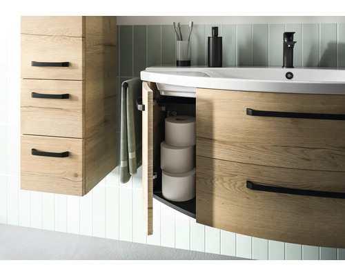 Badezimmer mit Waschtischunterschrank und Hochschrank in Holzoptik, mit offenem Schrankfach und Toilettenpapierrollen