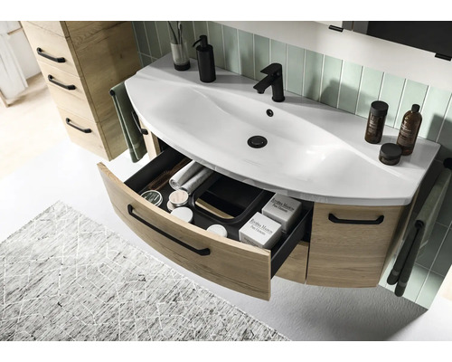 Badezimmerwaschtisch mit offenem Schubfach und diversen Badartikeln