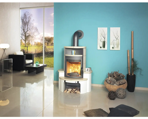 Wohnzimmer mit Kaminofen, Sessel und Dekoration