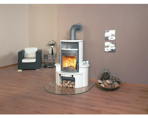 Kaminofen mit Holzscheiten und Glasbodenplatte in einem Wohnzimmer.