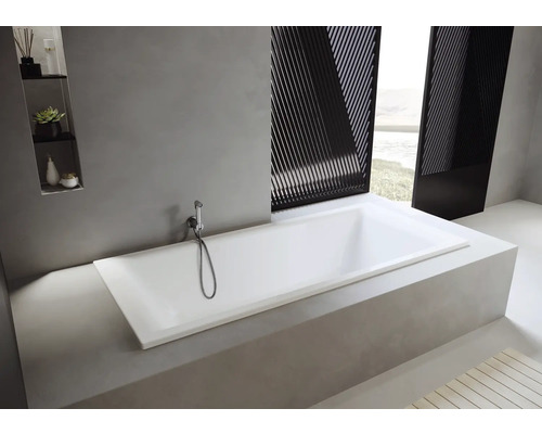 Scène de salle de bain lumineuse avec baignoire encastrée et douchette