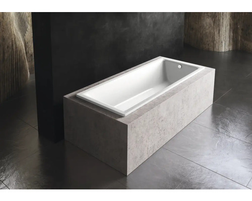 Rechteckige Badewanne aus Sanitäracryl in einem modern gestalteten Badezimmer.