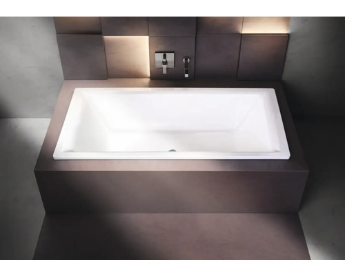 Baignoire encastrée dans une salle de bains au design moderne