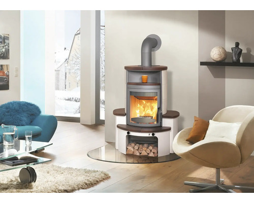 Wohnzimmer mit Kaminofen, Holzscheiten und moderner Einrichtung