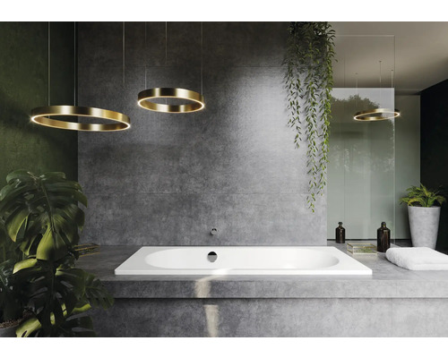 Modernes Badezimmer mit eingelassener Badewanne, grauen Fliesen und runden Hängeleuchten.