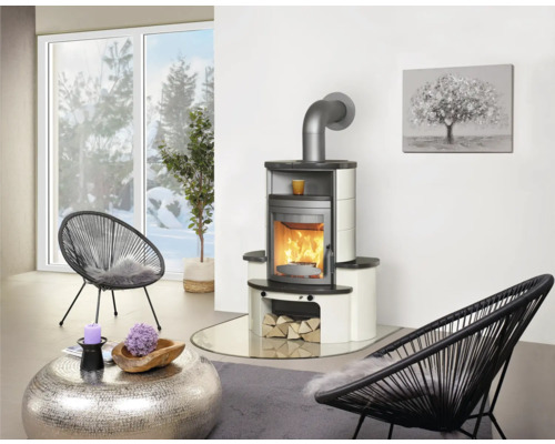 Wohnraum mit Kaminofen, zwei Stühlen, Couchtisch und Dekoration