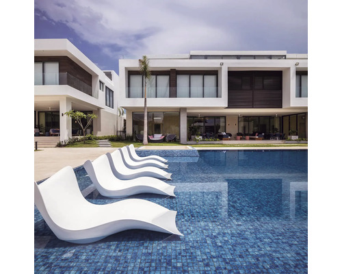 Piscine avec chaises longues et maisons résidentielles modernes en arrière-plan