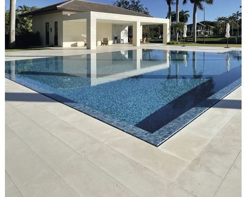 Schwimmbad mit Beckenrandplatten und Wasser