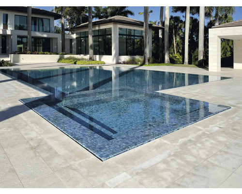 Schwimmbad mit Fliesen und Steinterrasse